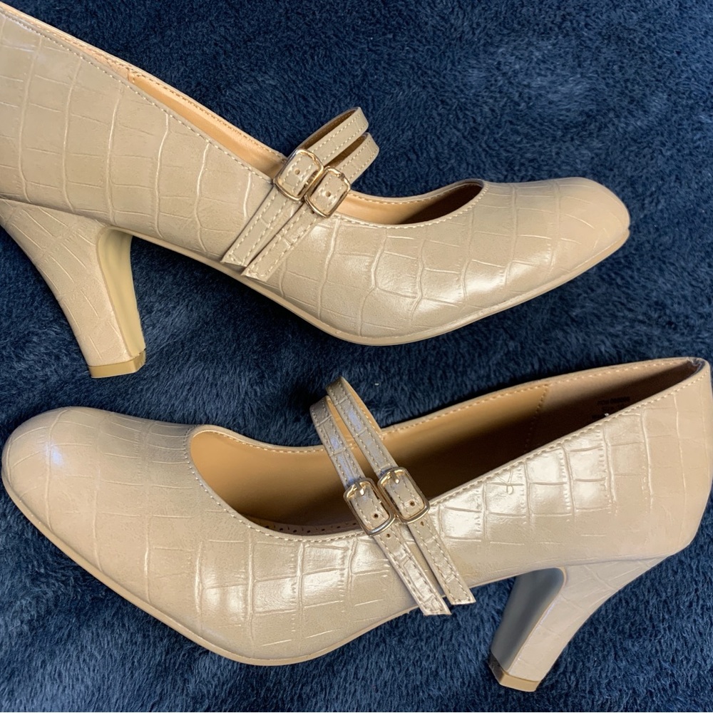 NWOT Journee Collection Windy Mary Jane Pumps